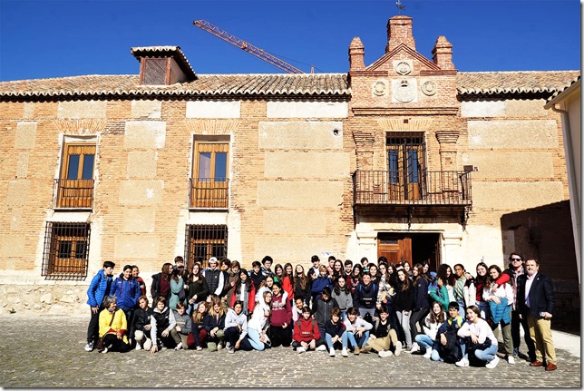 Foto de familia en las puertas del Palacio de la Clavería en Aldea del Rey