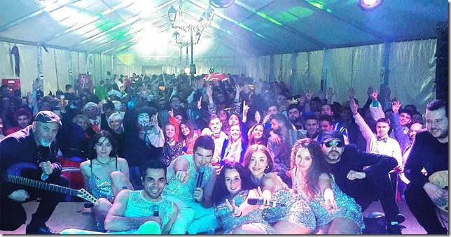 La Carpa de Carnaval se quedó pequeña para albergar a los carnavaleros que disfrutaron de la actuación de la Orquesta Fussis en Calzada de Calatrava