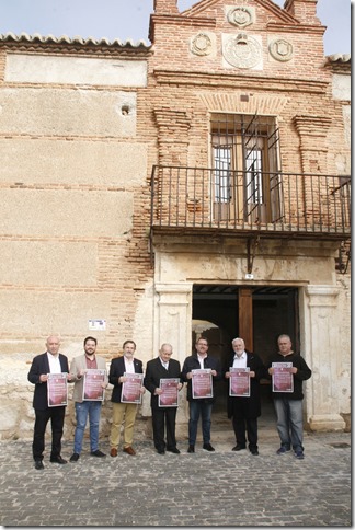 Los participantes en la presentación posando delante de la puerta del Palacio de Clavería de Aldea del Rey
