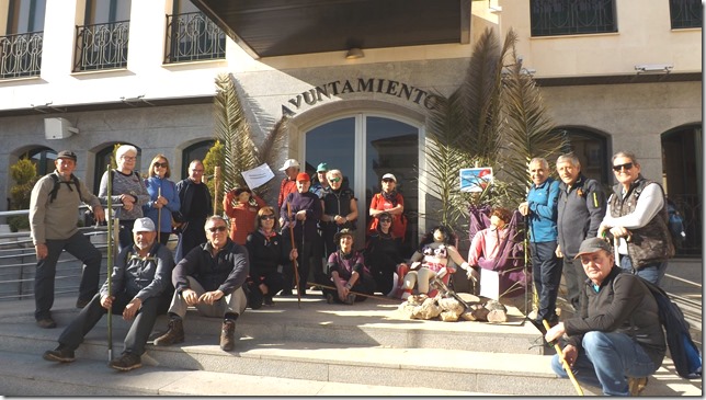 Los senderistas del Centro de Mayores de Argamasilla de Calatrava posan a las puertas del Ayuntamiento de Calzada de Calatrava