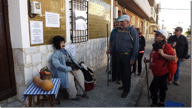 Parar y leer las explicaciones de los Peleles fue una de las actividades que el grupo de Argamasilla realiz&oacute; en Calzada de Calatrava