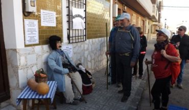 El taller de senderismo del Centro Municipal de Mayores de Argamasilla de Calatrava, realiza su salida para visitar los peleles calzadeños del Jueves Lardero.