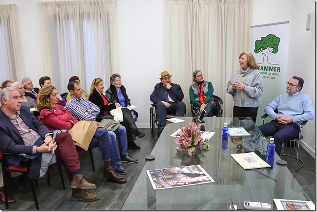Autoridades locales y familia Cupido Sánchez, atentas a las palabras de homenaje