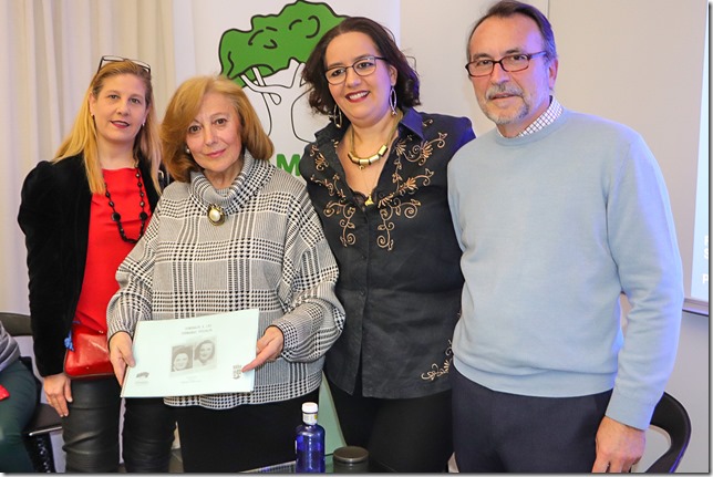 Blanca Cupido, a la izquierda, recibiendo el libro de fotografías