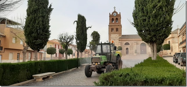 Desinfectando en Aldea del Rey por la zona de la iglesia parroquial