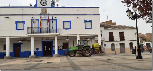 Desinfectando en la Plaza del Ayuntamiento de Aldea del Rey