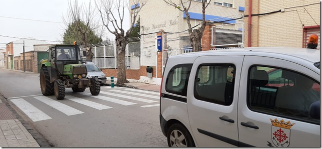 Desinfectando por las cercanías del colegio de Aldea del Rey