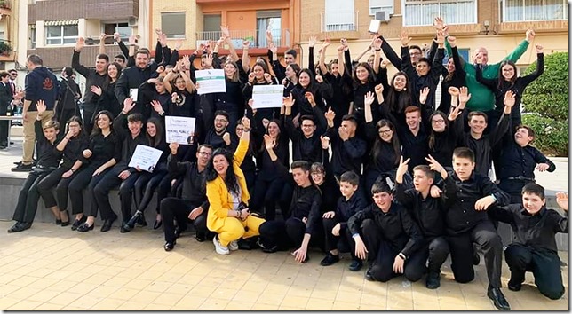 Foto de familia de los componentes de la banda de música de Aldea del Rey celebrando los triunfos conseguidos