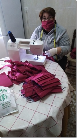 Las mujeres de Aldea del Rey han confeccionado ocho mil mascarillas en los tres últimos días