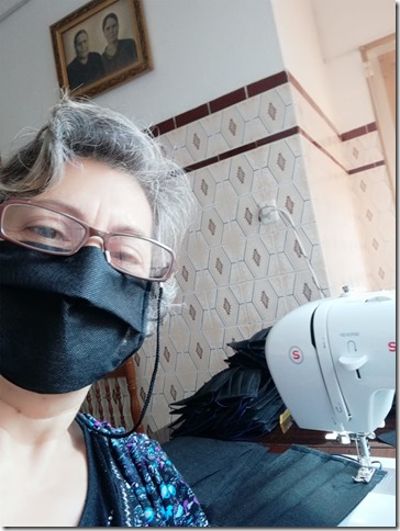 Solidaridad con mayúsculas es el que las mujeres de Aldea del Rey derrochan confeccionando mascarillas