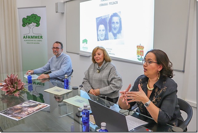 Un momento del acto, con los retratos de las hermanas en la proyección