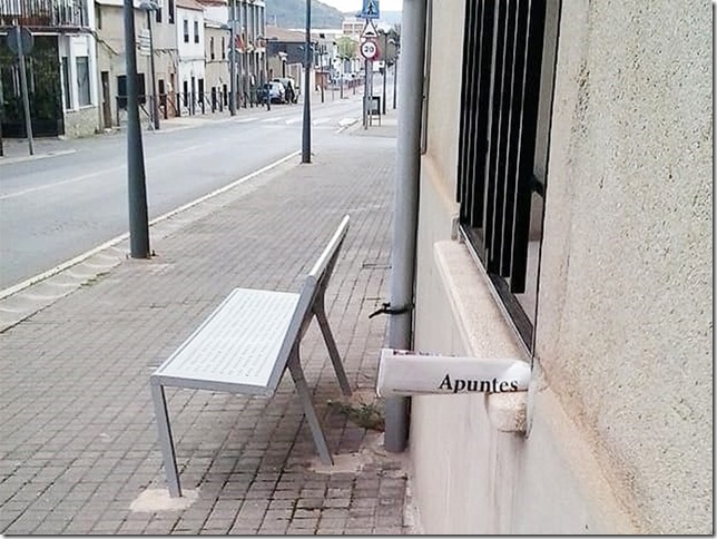 imagen del periódico en una de las ventanas de las casas de Argamasilla de Calatrava