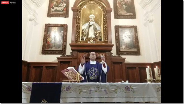 El párroco de Calzada de Calatrava impartiendo la Santa Misa a través de facebook