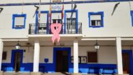 El Ayuntamiento de Aldea del Rey luce un gran lazo rosa en su fachada para dar visibilidad a la lucha contra el cáncer de mama