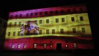 La bandera de España se proyecta durante las noches del puente de la Constitución en la fachada de las Cortes regionales