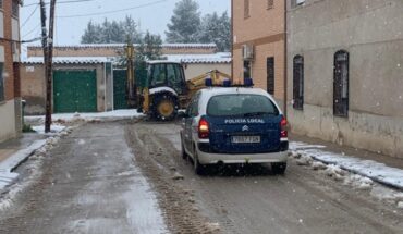 El Ayuntamiento de Aldea del Rey trabaja en la limpieza de calles y pide a los vecinos que se queden en casa ante la nevada y también para minimizar contagios