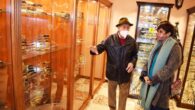 Isabel Rodríguez, alcaldesa de Puertollano visita la planta de cuchillos y navajas artesanales de Manufacturas Muela