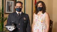 Gema García Ríos felicita a Jesús Alberto Parrilla de la Rubia, nuevo oficial jefe de la Policía Local de Calzada de Calatrava, tras su acto de graduación