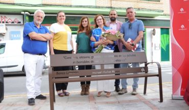 Argamasilla de Calatrava asienta la memoria del poeta Manuel Muñoz junto al Hortelano con su primer Banco Literario