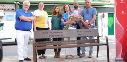 Argamasilla de Calatrava asienta la memoria del poeta Manuel Muñoz junto al Hortelano con su primer Banco Literario