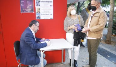 La Feria del Libro de Puertollano abre sus puertas al poeta solanero, Luis Díaz-Cacho, para que firme “Vivir cada día”