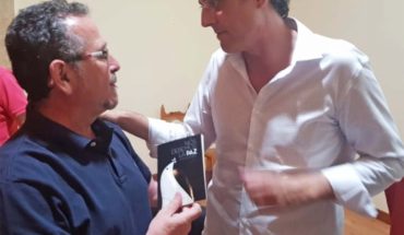 Eduardo Madina recibe un ejemplar de “Nos debemos la paz” de manos del poeta solanero Luis Díaz-Cacho Campillo