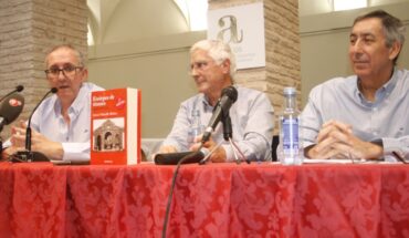 El Convento de la Merced acogió toda una clase magistral de historia en la presentación de “Estirpes de titanes” que terminó ‘haciendo la baca’