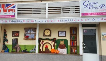 Felicitación y homenaje navideño a los abuelos en la Academia Gema Pérez Pinto de Puertollano y