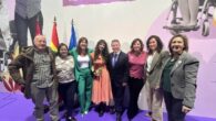 La calzadeña Isabel Valdés recoge de manos del presidente de la Junta de Comunidades de Castilla La Mancha un reconocimiento por su implicación en la lucha para conseguir la igualdad