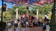 Vecinas de todas las generaciones tejen a mano un toldo de ganchillo en Granátula de Calatrava