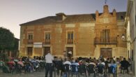 Aldea del Rey vivió un inolvidable momento de poesía y música en la explanada del histórico Palacio de la Clavería