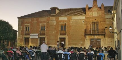 Aldea del Rey vivió un inolvidable momento de poesía y música en la explanada del histórico Palacio de la Clavería