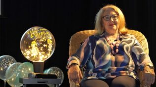 Con Aurora Rey Aragón se inicia el ciclo de firmas en la caseta de Lo Que Te Da La Gana y Grupo Oretania en la FELIP’37